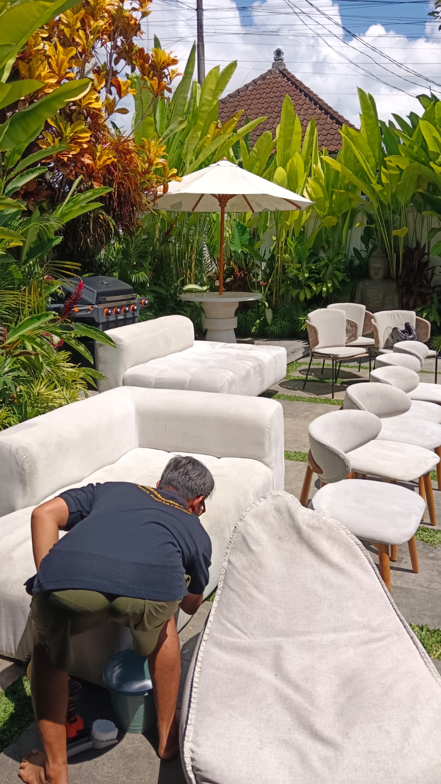 Proses cuci sofa Hohoy Laundry