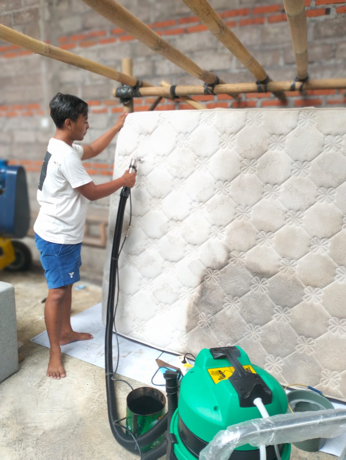 Praktik cuci karpet di workshop Hohoy